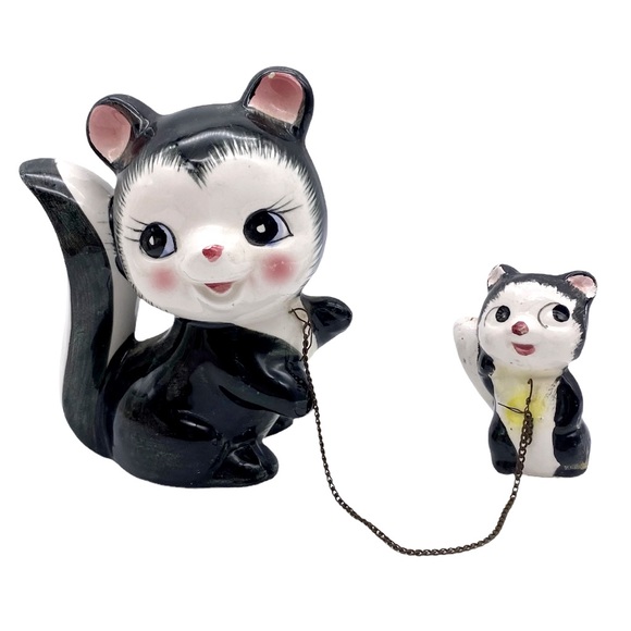 Vintage kitsch ceramic skunk mom and child with chain duo (READ) - Picture 12 of 12